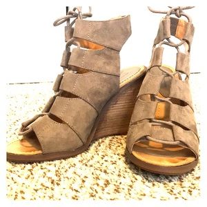 Melrose and Market wedges